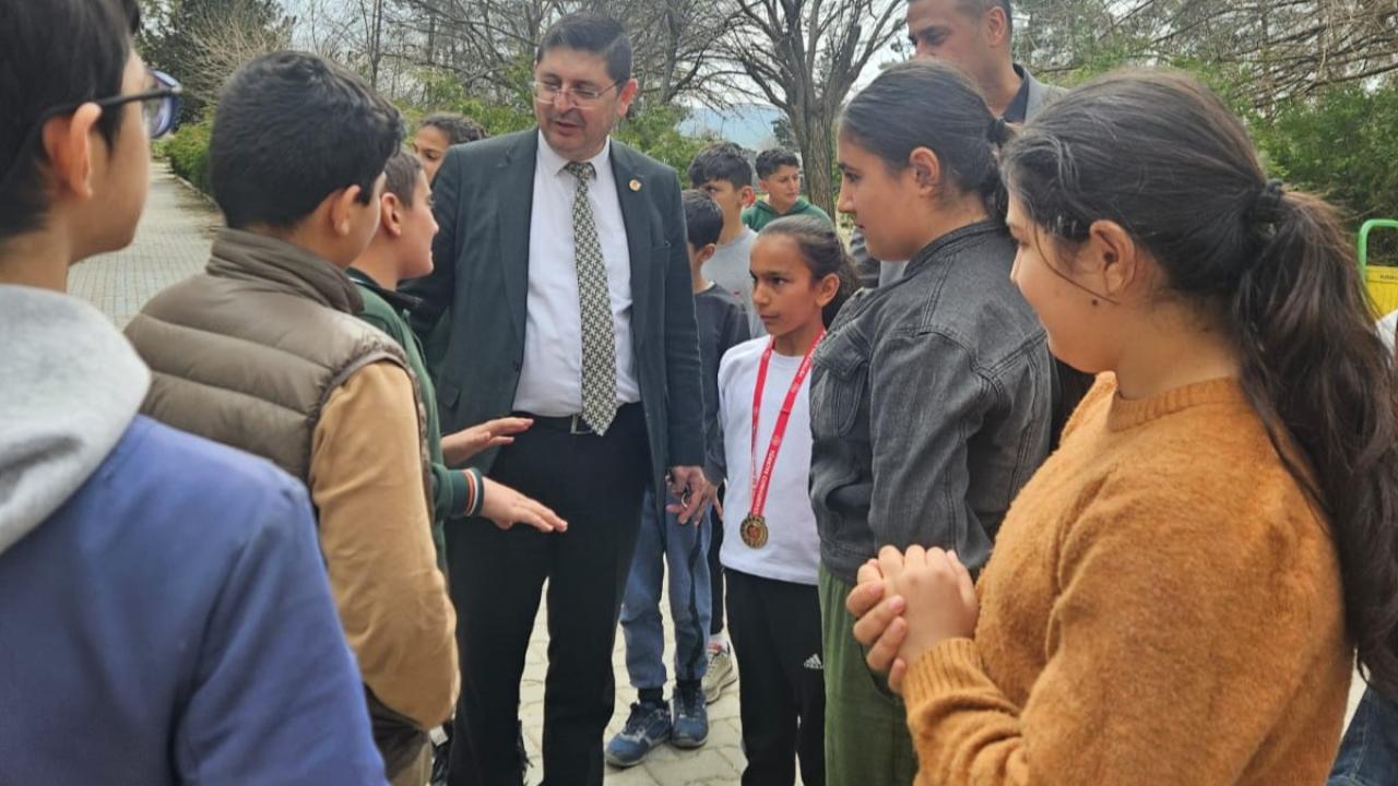 Gazeteciler, çocuklara bayram sevinci yaşattı