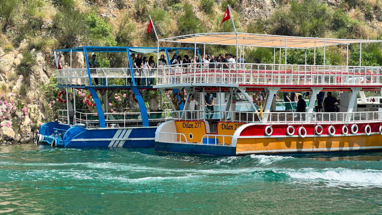 Halfeti’de Arızalanan Tur Teknesindeki Yolcular Kurtarıldı