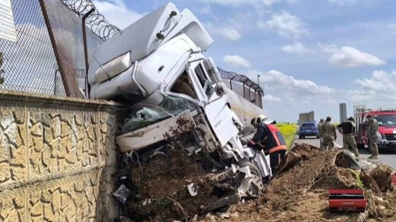 Ham Petrol Yüklü Tanker Karakol Duvarına Çarptı