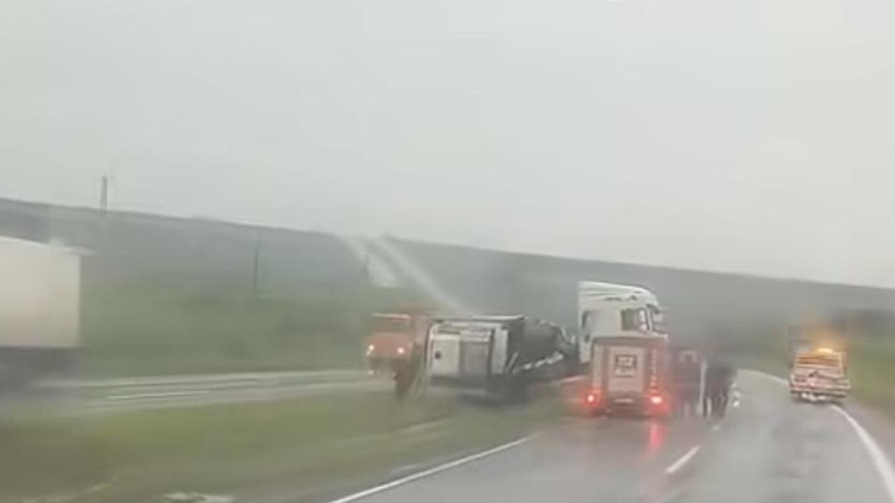 Hilvan–Siverek Yolunda Tır Devrildi: Yağış Kazaya Neden Oldu