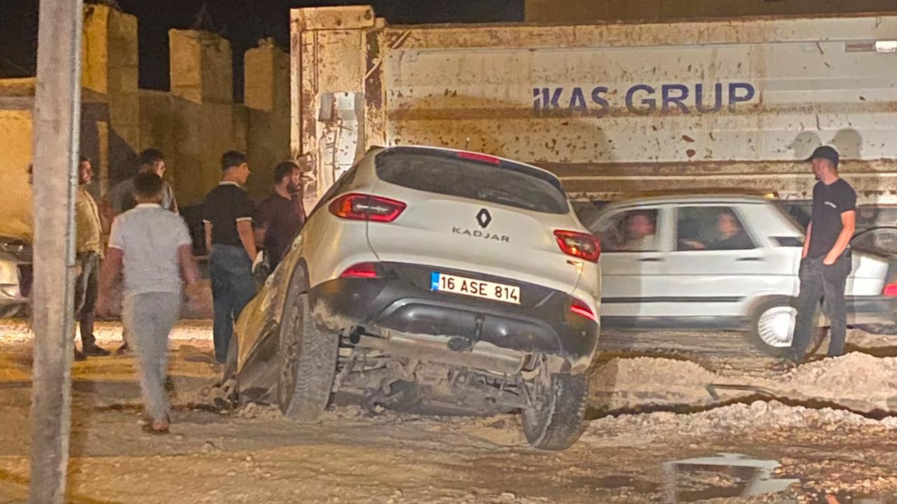 Hilvan'da Doğalgaz Çalışması İçin Kazılan Çukura Araç Düştü
