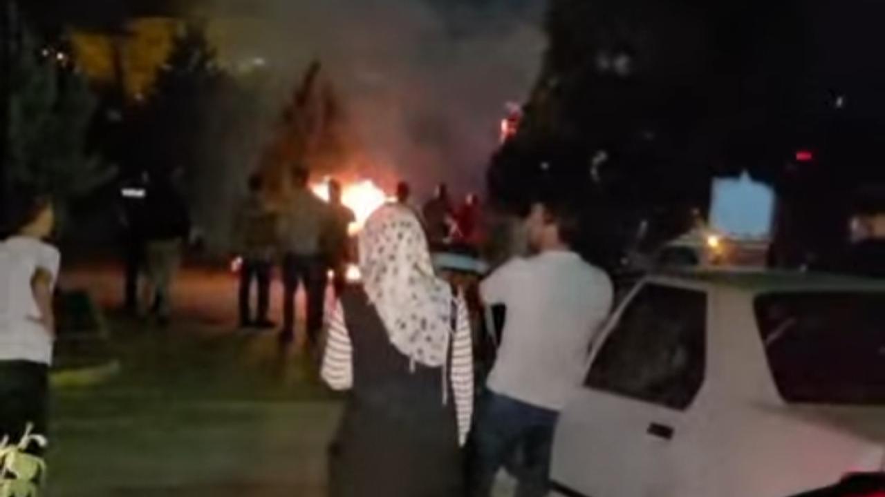 Hilvan'da Park Halindeki Araç Alevlere Teslim Oldu