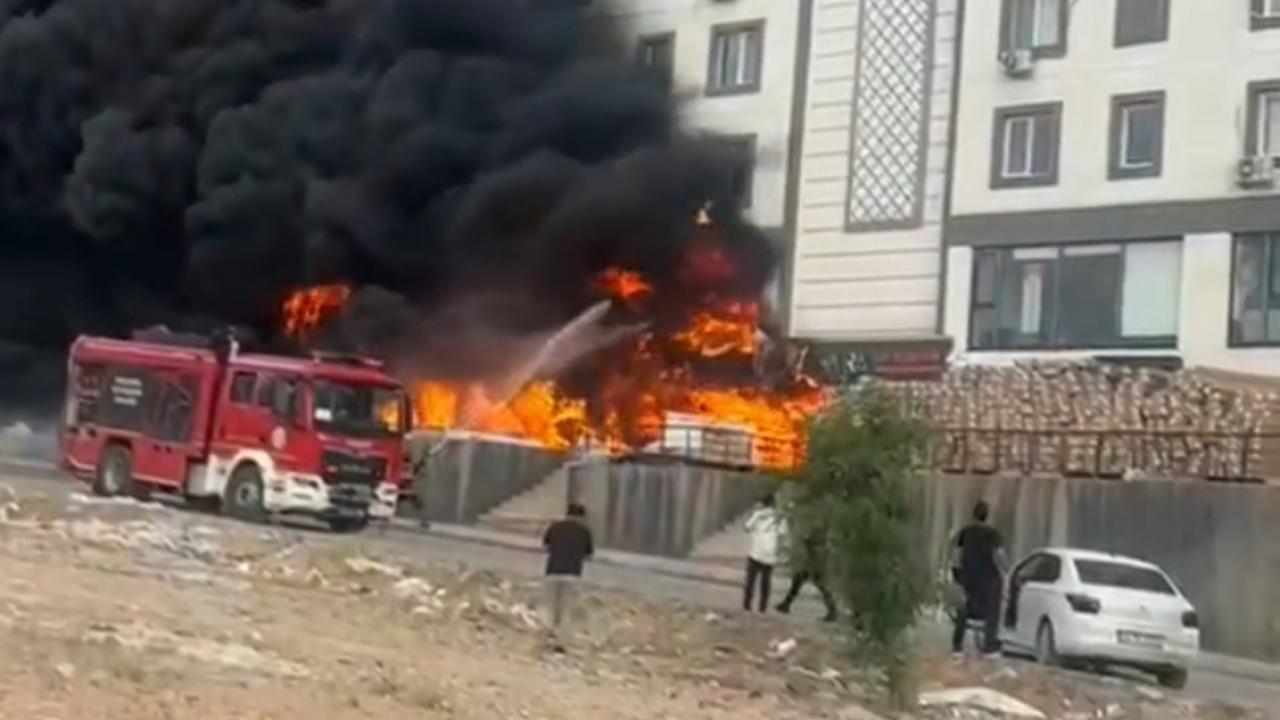 Karaköprü’de Yapı Malzemeleri Deposunda Yangın!