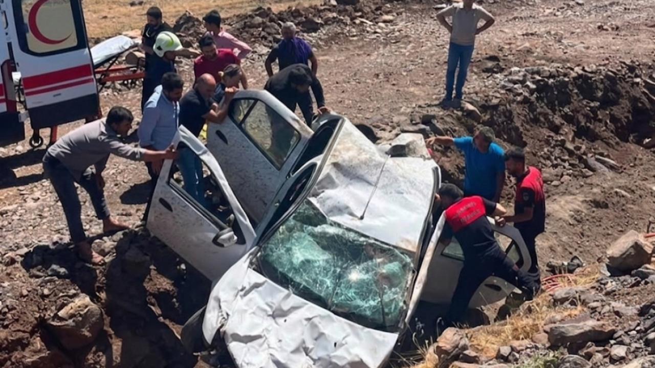 Şanlıurfa’da Otomobil Şarampole Yuvarlandı: Sürücü Yaralandı