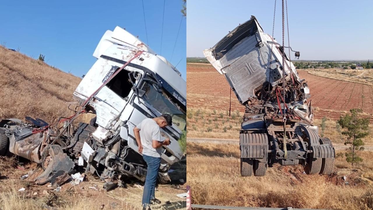Şanlıurfa'da Otoyolda Tır Devrildi: Sürücü Ağır Yaralandı