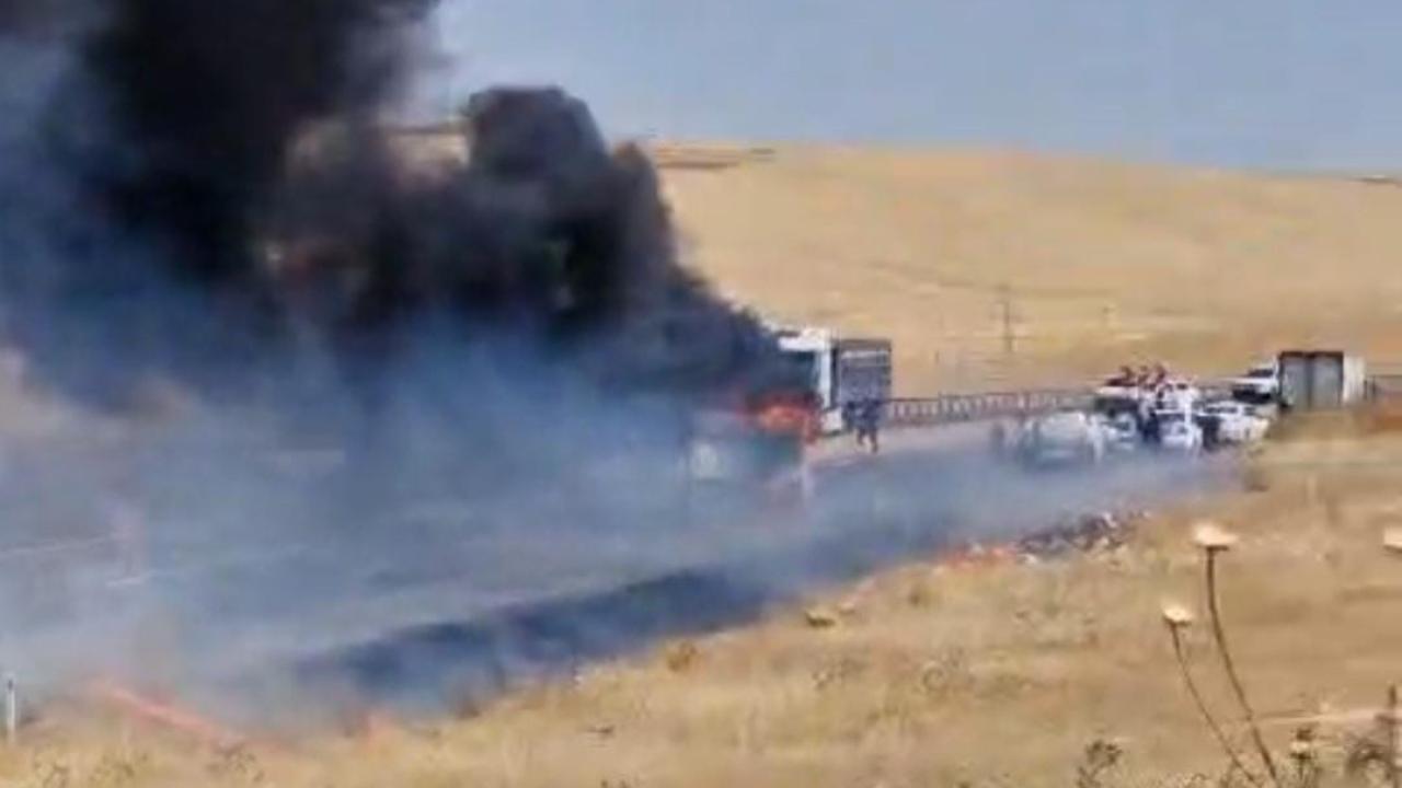 Şanlıurfa'da Tır Yangını! Yol Kapandı