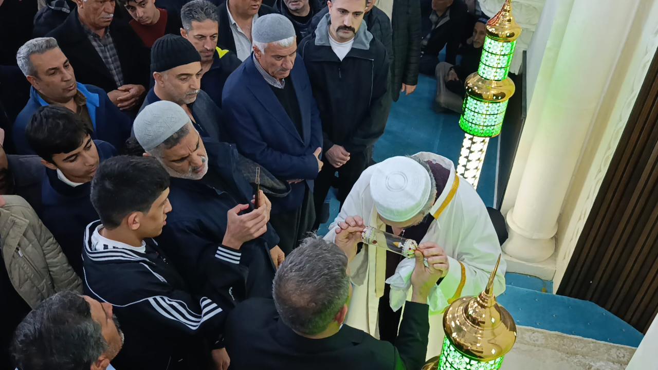 Urfa’da Kadir Gecesi’nde Sakal-ı Şerif'e Yoğun İlgi
