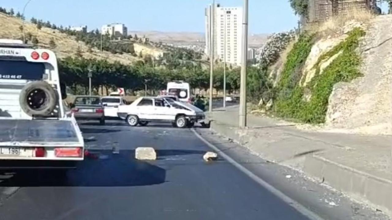 Urfa'da Kontrolden Çıkan Araç Kaldırıma Çarptı!