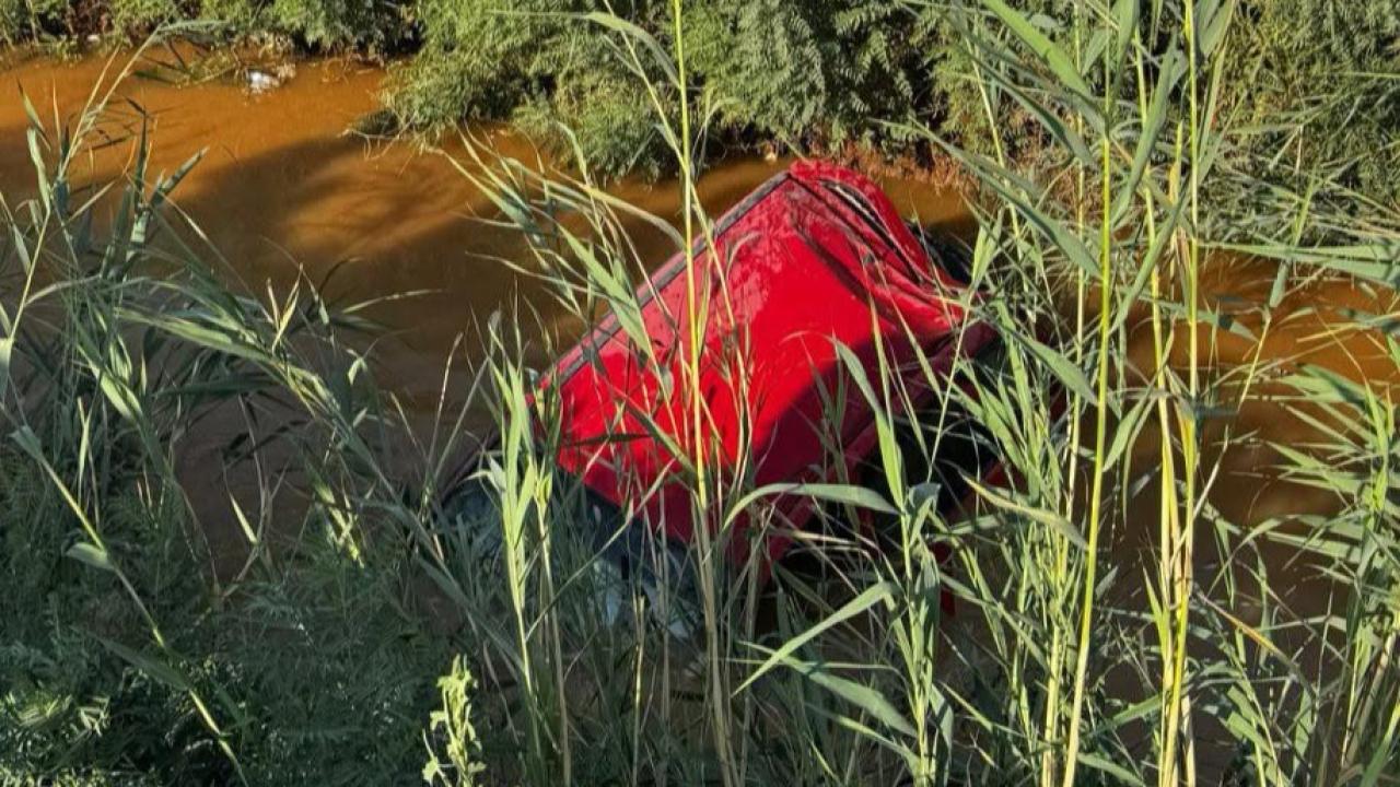 Urfa'da Otomobil Tahliye Kanalına Uçtu: Sürücü Yaralandı