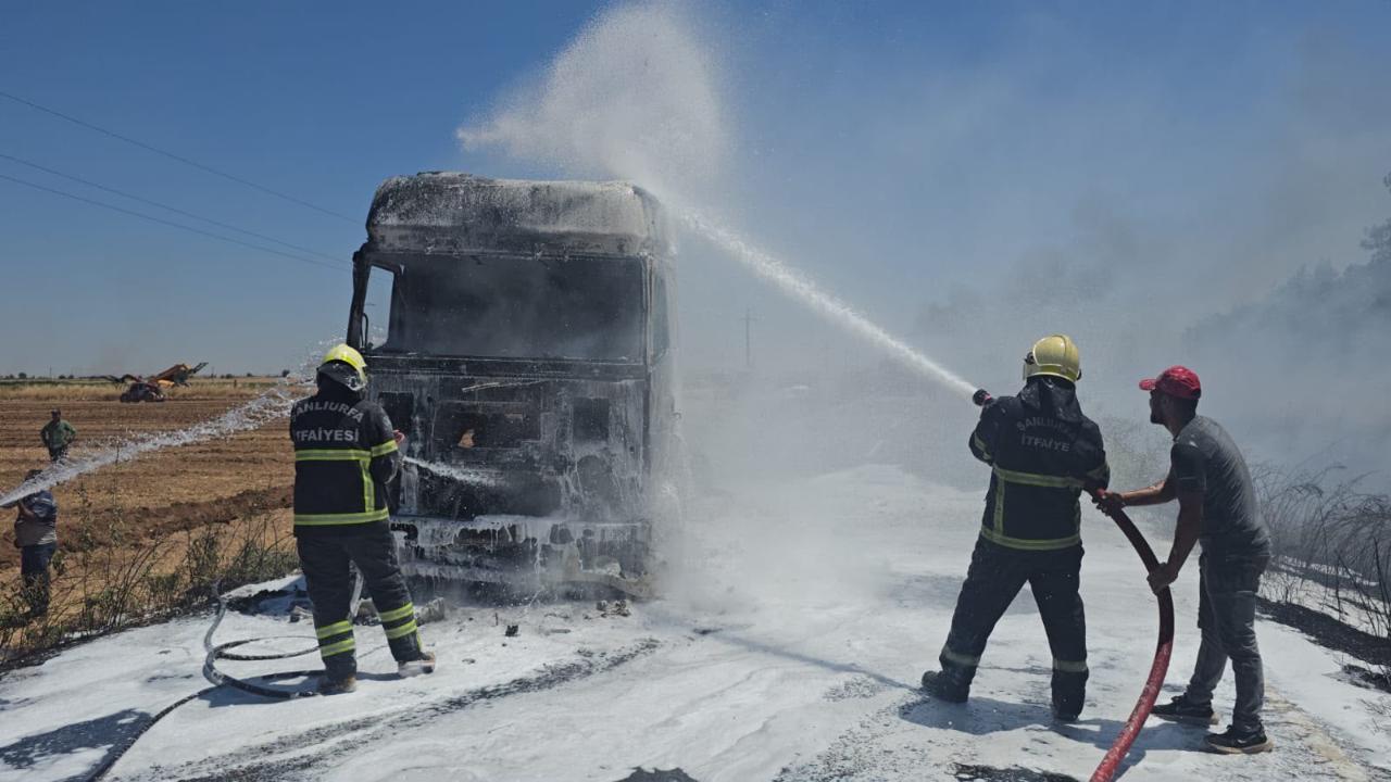 Urfa'da Saman Yüklü Tır Alevlere Teslim Oldu!