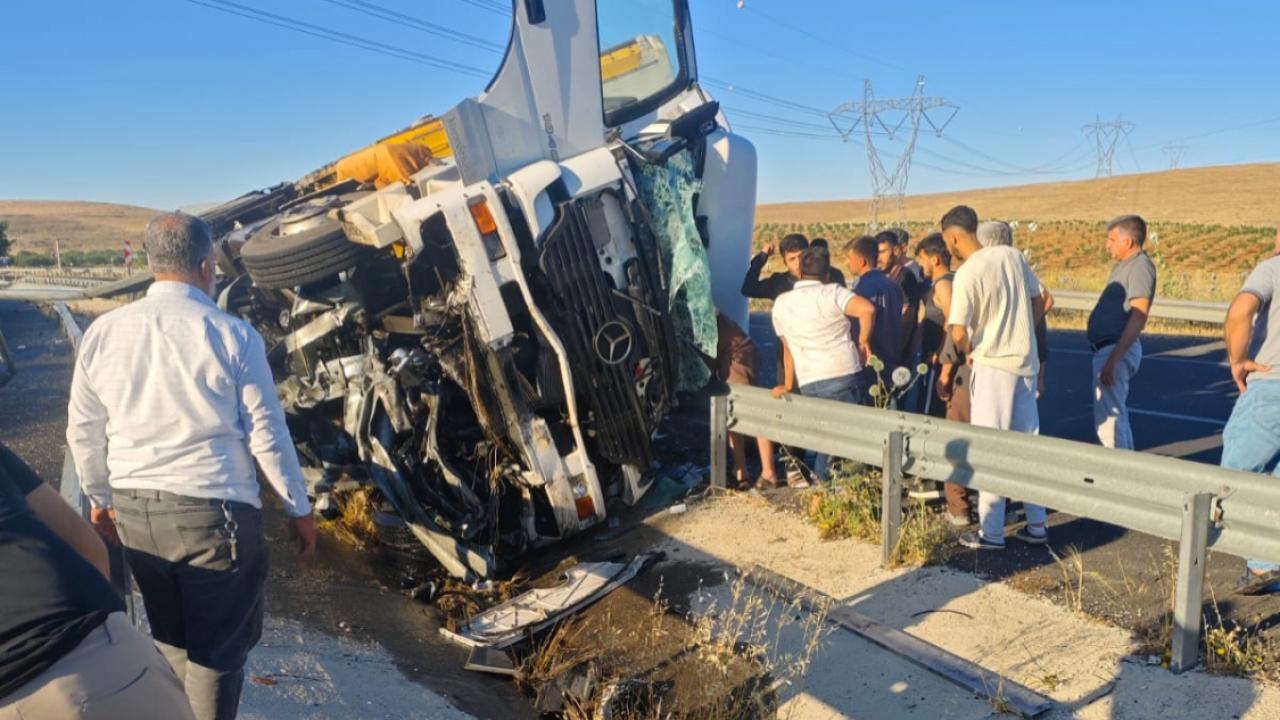 Urfa'da Tır Şarampole Devrildi: Sürücü Yaralandı