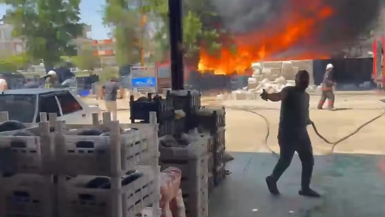 Viranşehir’de Boş Kasaların Bulunduğu Alanda Yangın Çıktı