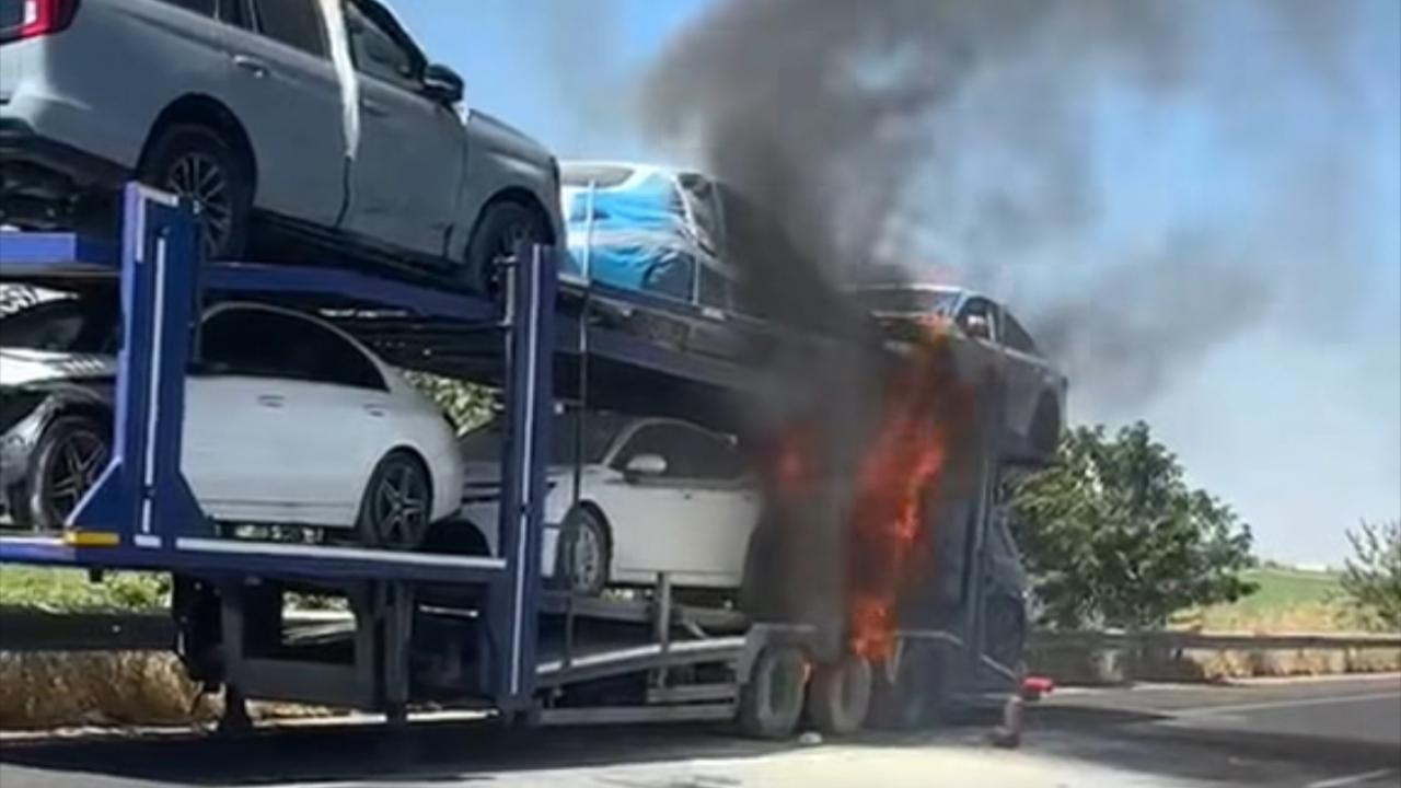 Viranşehir’de Otomobil Taşıyan Tır Alev Aldı