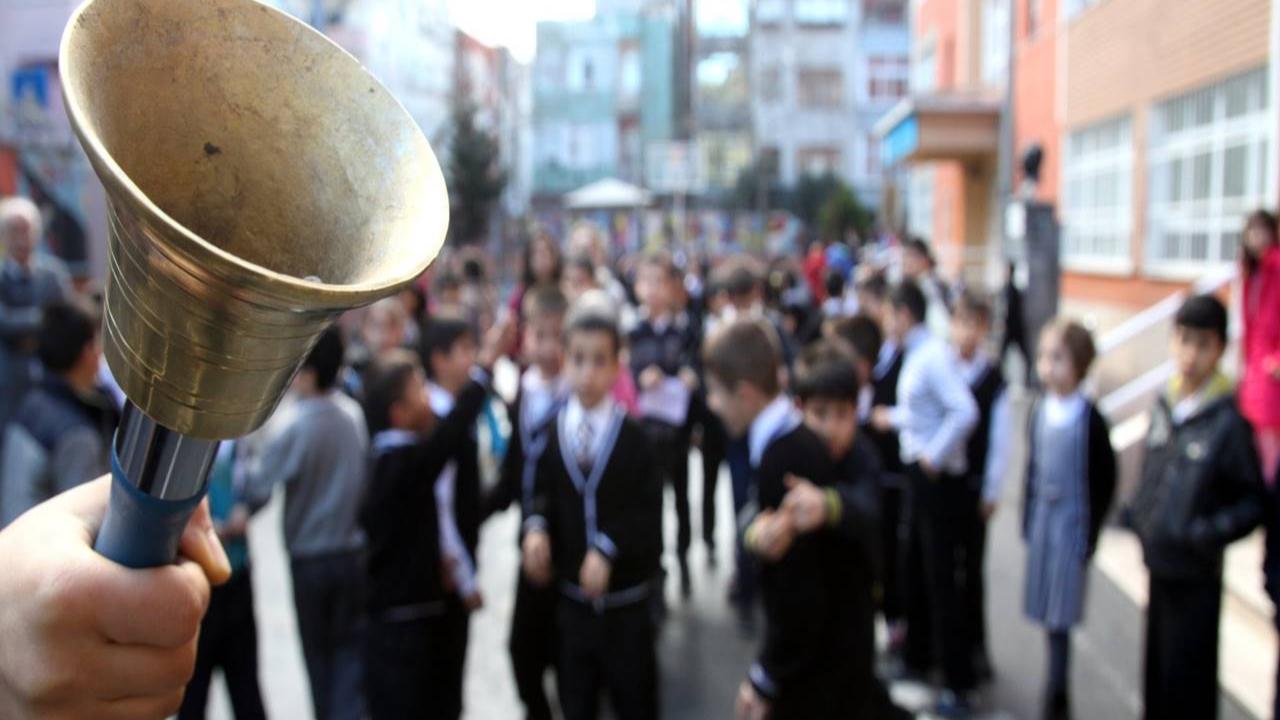 Ziller Son Kez Çalacak: Milyonlarca Öğrenciye Karneler Yarın Dağıtılacak